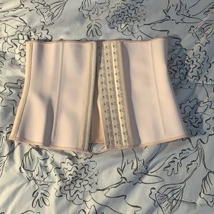 Yianna latex waist trainer, size large.